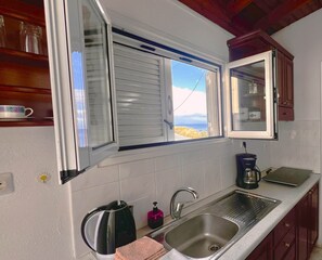 ثلاجة، موقد طهي مسطح، ماكينة لصنع القهوة/الشاي، مستلزمات طهي/أطباق/أوعية