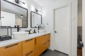 Shower, jetted tub, hair dryer, towels