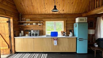 Refrigerador, microondas, cafetera y tetera y tetera eléctrica