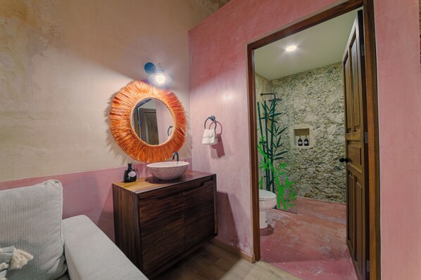 Hårtork, handdukar, tvål och toalettpapper