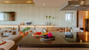Une cuisine moderne dotée d’un îlot central, de meubles blancs et d’une grande cuisinière.