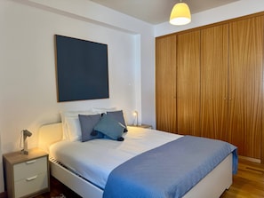 3 habitaciones, tabla de planchar con plancha, internet y ropa de cama 