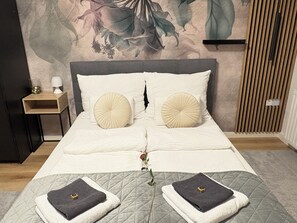 Luxury Suite | In-room safe, desk, blackout drapes, soundproofing