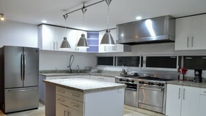Microondas, horno, placa de cocina