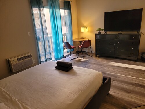 Charming Queen Bed Unit in Beverly Hills with AC + WiFi