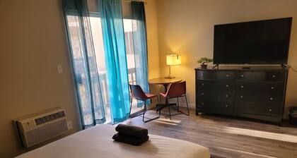 Charming Queen Bed Unit in Beverly Hills with AC + WiFi