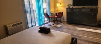Charming Queen Bed Unit in Beverly Hills with AC + WiFi