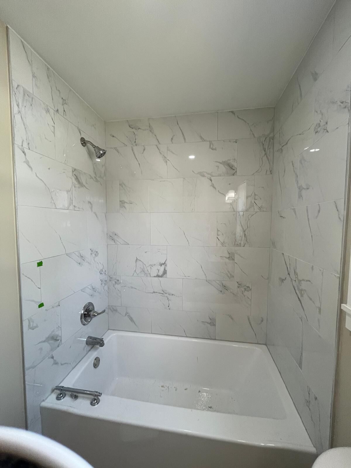 Secadora de cabello, toallas, papel de baño 