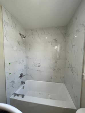 Haartrockner, Handtücher, Toilettenpapier