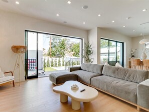Smart TV, fireplace, ping pong, stereo - Charming Encino Retreat w/ Pool (Encino)