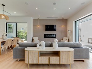 Smart TV, fireplace, table tennis, stereo