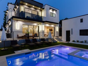 Outdoor pool, a heated pool - Charming Encino Retreat w/ Pool (Encino)