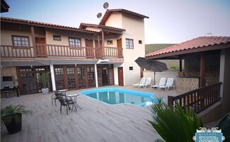 Una piscina cubierta