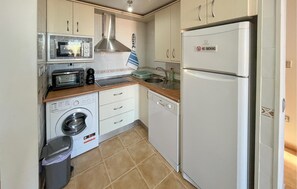 Réfrigérateur, micro-ondes, plaque de cuisson, lave-vaisselle