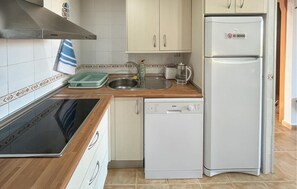 Kylskåp, mikrovågsugn, spishäll och diskmaskin
