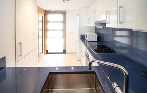 Réfrigérateur, micro-ondes, plaque de cuisson, lave-vaisselle