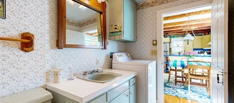 Charming Seaside Cottage with a Gas Fireplace, Spacious Patio, and Nearby Hiking