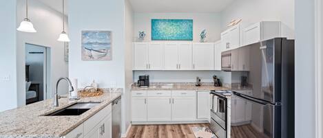 Réfrigérateur, micro-ondes, four, plaque de cuisson