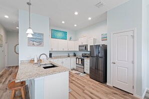 Réfrigérateur, micro-ondes, four, plaque de cuisson