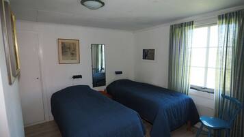 3 bedrooms, in-room safe, iron/ironing board, travel crib