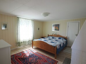 3 bedrooms, in-room safe, iron/ironing board, travel cot