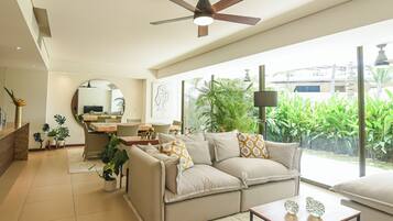 パノラミック アパートメント 2 ベッドルーム ガーデンビュー 1 階 | リビングルーム | 50 インチの薄型テレビ (デジタル放送視聴可)