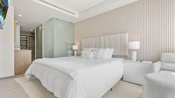 Espacio para trabajar con laptop, wifi gratis y ropa de cama