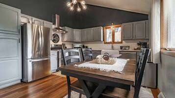 雪櫃、微波爐、焗爐、爐具