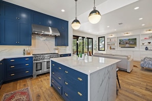 Private kitchen - Luxury Oasis : Heated Pool + New Design (Austin)