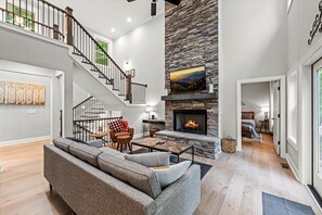 Smart-tv, een open haard en een stereo