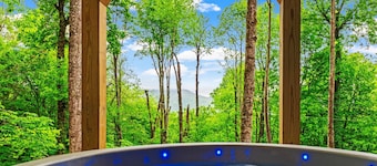 Slippery Rock Hideaway / Hot Tub / Views - NEW!