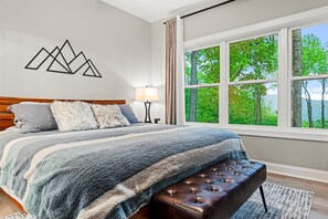 4 عدّة غرف نوم ومكواة/لوح كي وواي فاي وملاءات أسرّة