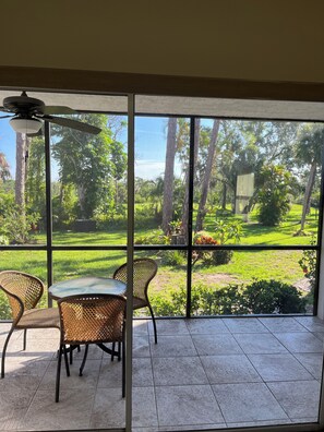 Outdoor dining - Cozy condo near beach in Englewood (Englewood)