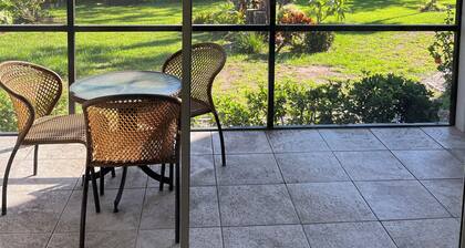 Cozy condo near beach in Englewood