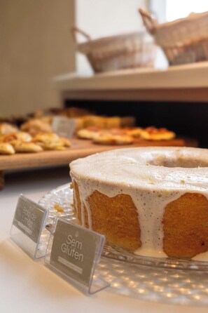A cake with a label indicating it is gluten-free. - Arraial Concept Hotel E Spa (Arraial do Cabo)