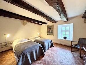 5 bedrooms, iron/ironing board, WiFi