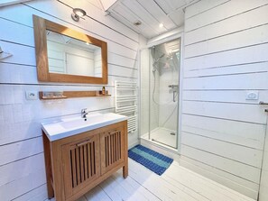 Dusche, Haartrockner, Toilettenpapier