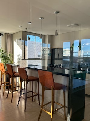 Fridge, microwave, stovetop, coffee/tea maker - At the Feet of the Sea | Complete and Private Apartment (Praia do Futuro II Fortaleza)