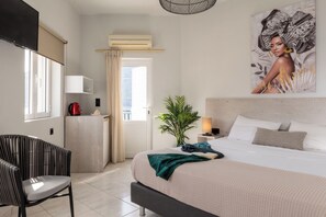 Habitación estándar con 1 cama matrimonial o 2 individuales, balcón, vista al mar | Caja de seguridad en la habitación, cortinas blackout y insonorización 