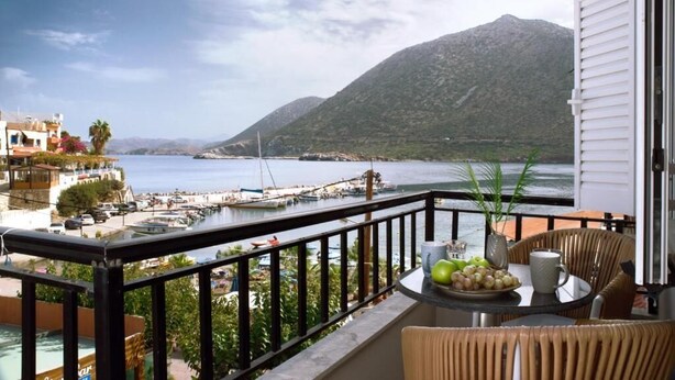 A balcony with a view of a marina and mountains. - Bali Seaside Sailor (Mylopotamos)