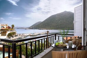 A balcony with a view of a marina and mountains. - Bali Seaside Sailor (Mylopotamos)