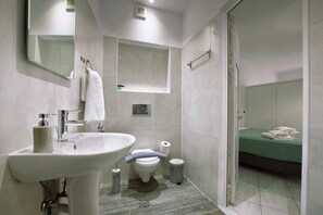 Habitación cuádruple estándar, balcón, vista al mar | Baño