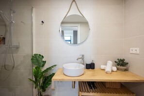 Douche, sèche-cheveux, serviettes fournies