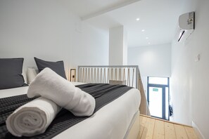 Planxa i posts de planxar, wifi gratuïta i roba de llit