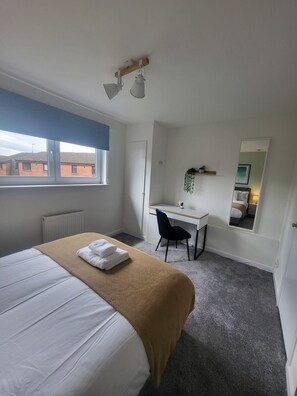 4 bedrooms, desk, iron/ironing board, free WiFi