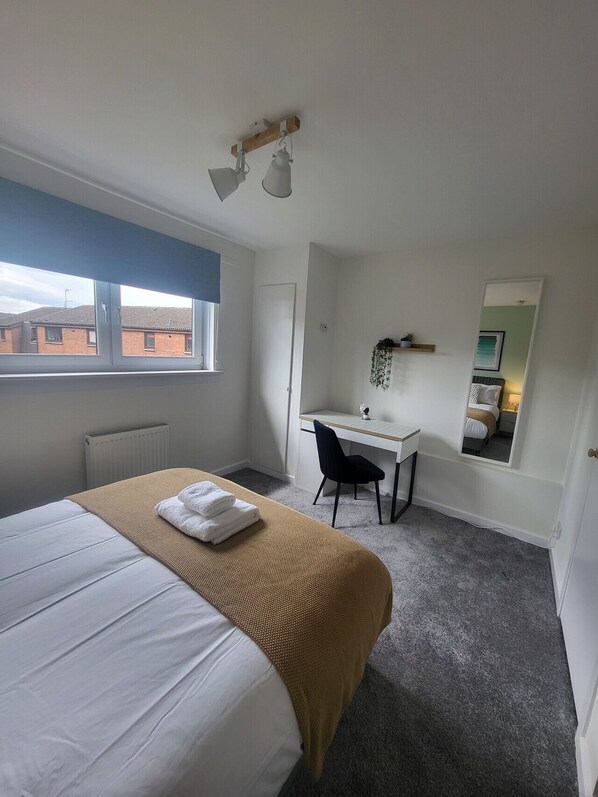 4 bedrooms, desk, iron/ironing board, free WiFi