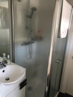 Shower, hair dryer, soap, toilet paper - Between sandy beaches and menhirs (Carnac)