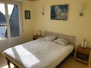 4 slaapkamers, een strijkplank/strijkijzer, wifi