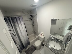 SĂšche-cheveux, serviettes fournies, savon, papier toilette