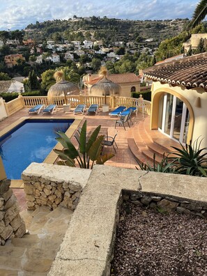 Utendørsbasseng og et oppvarmet basseng